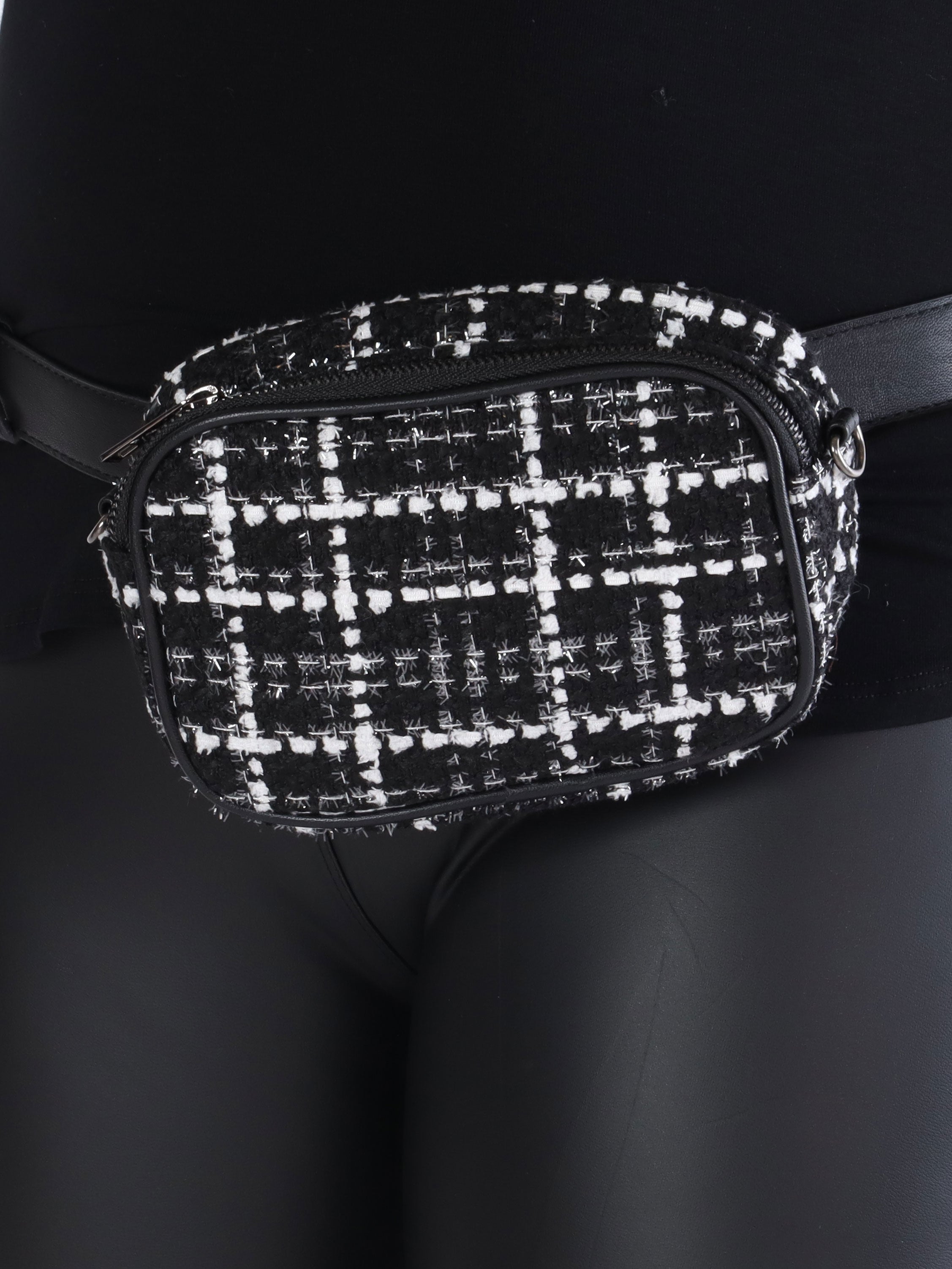 Moniqe - Svart och vit fyrkantig bältesväska